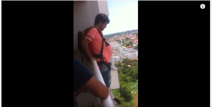 Il saute en parachute depuis son balcon