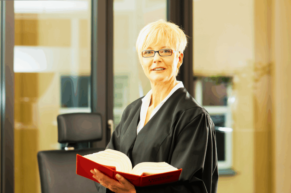 Client comparant plusieurs devis d'avocats lors d'une consultation en cabinet