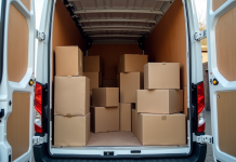 Camion de déménagement bien rempli avec meubles et cartons