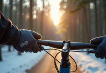 Cycliste en hiver portant gants Ekoï dans la forêt
