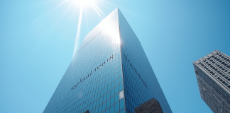 Gratte-ciel moderne avec logo bancaire en reflet urbain