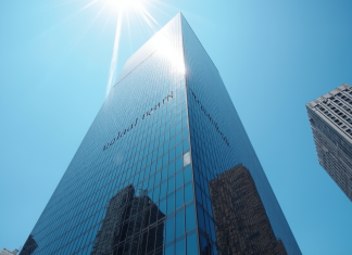 Gratte-ciel moderne avec logo bancaire en reflet urbain