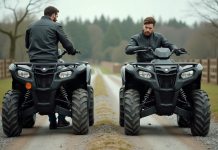 Homme inspectant deux quads en campagne