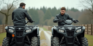 Homme inspectant deux quads en campagne