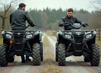Comparatif des quads moto homologués : quel modèle choisir ? Homme inspectant deux quads en campagne