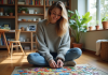 Activités ludiques : comment s’occuper chez soi ? Jeune femme construisant un puzzle coloré dans un salon chaleureux