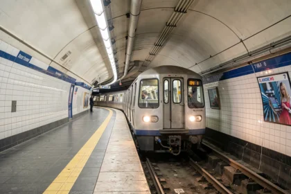 Rame de métro arrivant sur un quai souterrain parisien